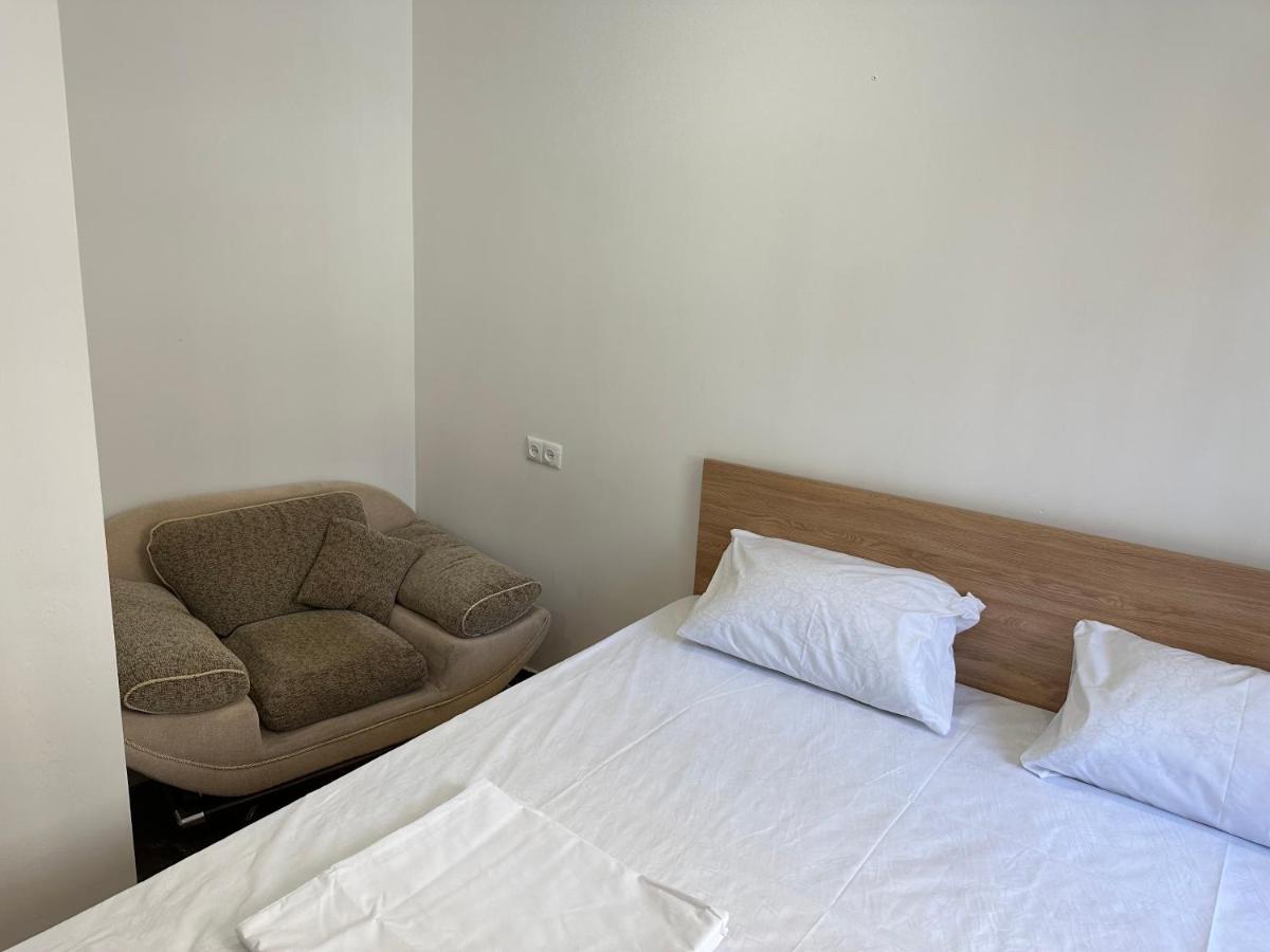 יירבאן Favorit Hotel-Hostel מראה חיצוני תמונה