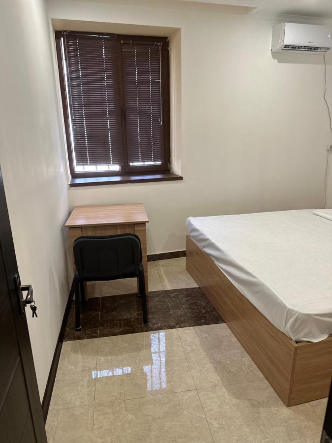 יירבאן Favorit Hotel-Hostel מראה חיצוני תמונה