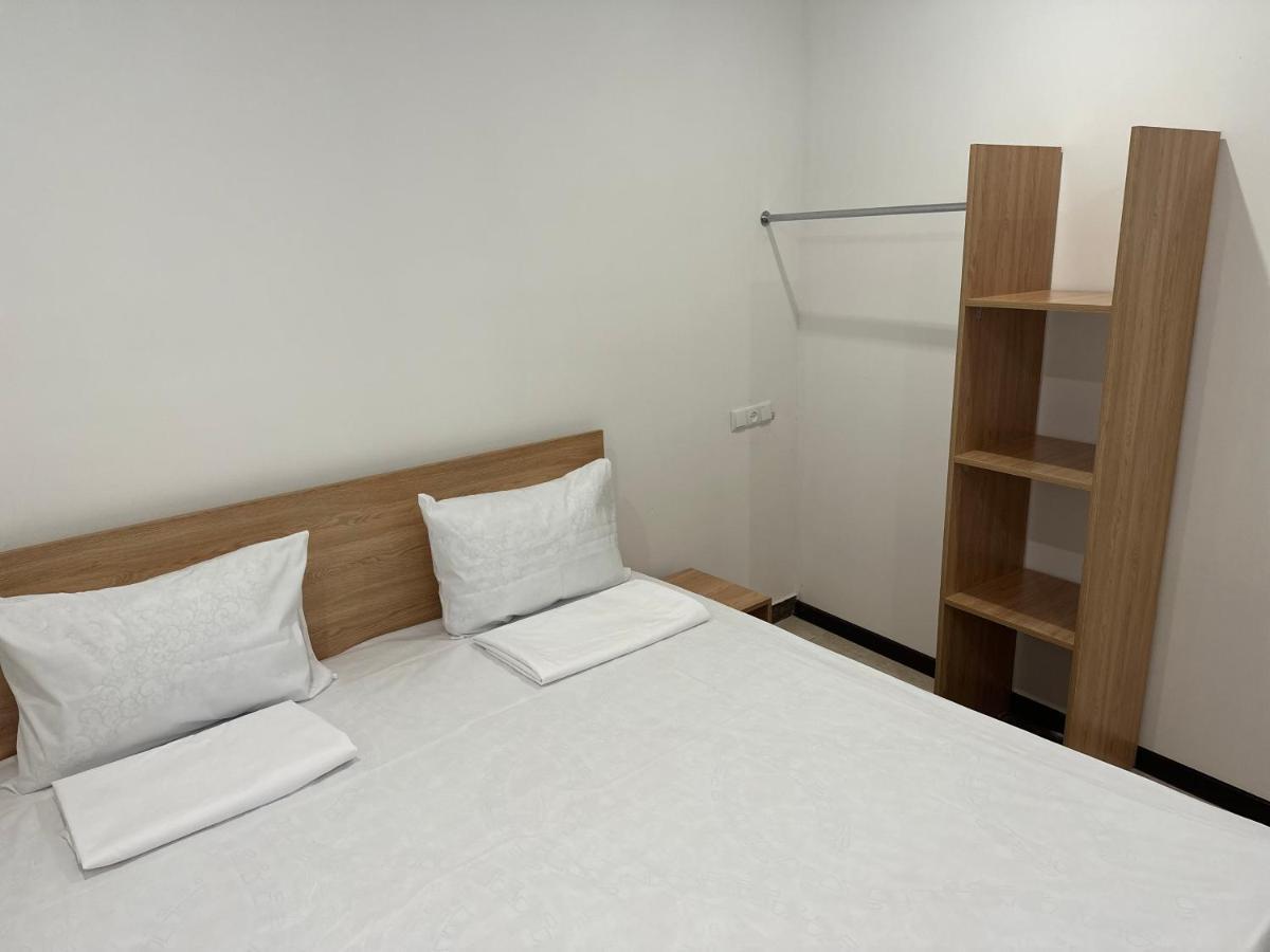יירבאן Favorit Hotel-Hostel מראה חיצוני תמונה
