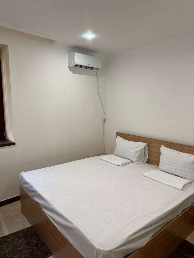 יירבאן Favorit Hotel-Hostel מראה חיצוני תמונה