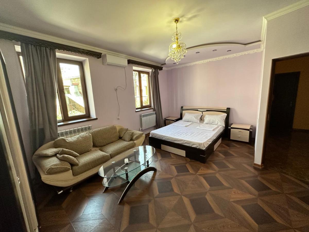 יירבאן Favorit Hotel-Hostel מראה חיצוני תמונה