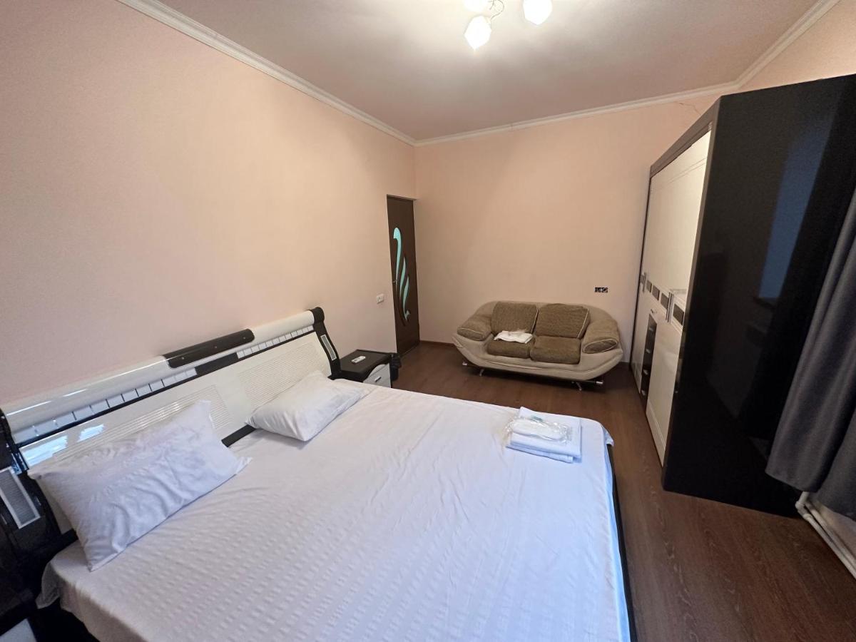 יירבאן Favorit Hotel-Hostel מראה חיצוני תמונה