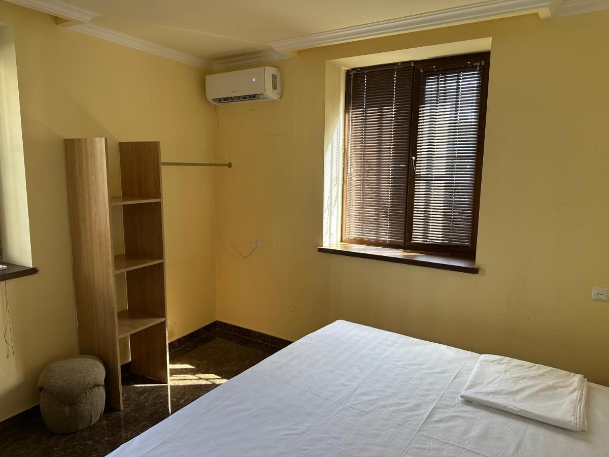 יירבאן Favorit Hotel-Hostel מראה חיצוני תמונה
