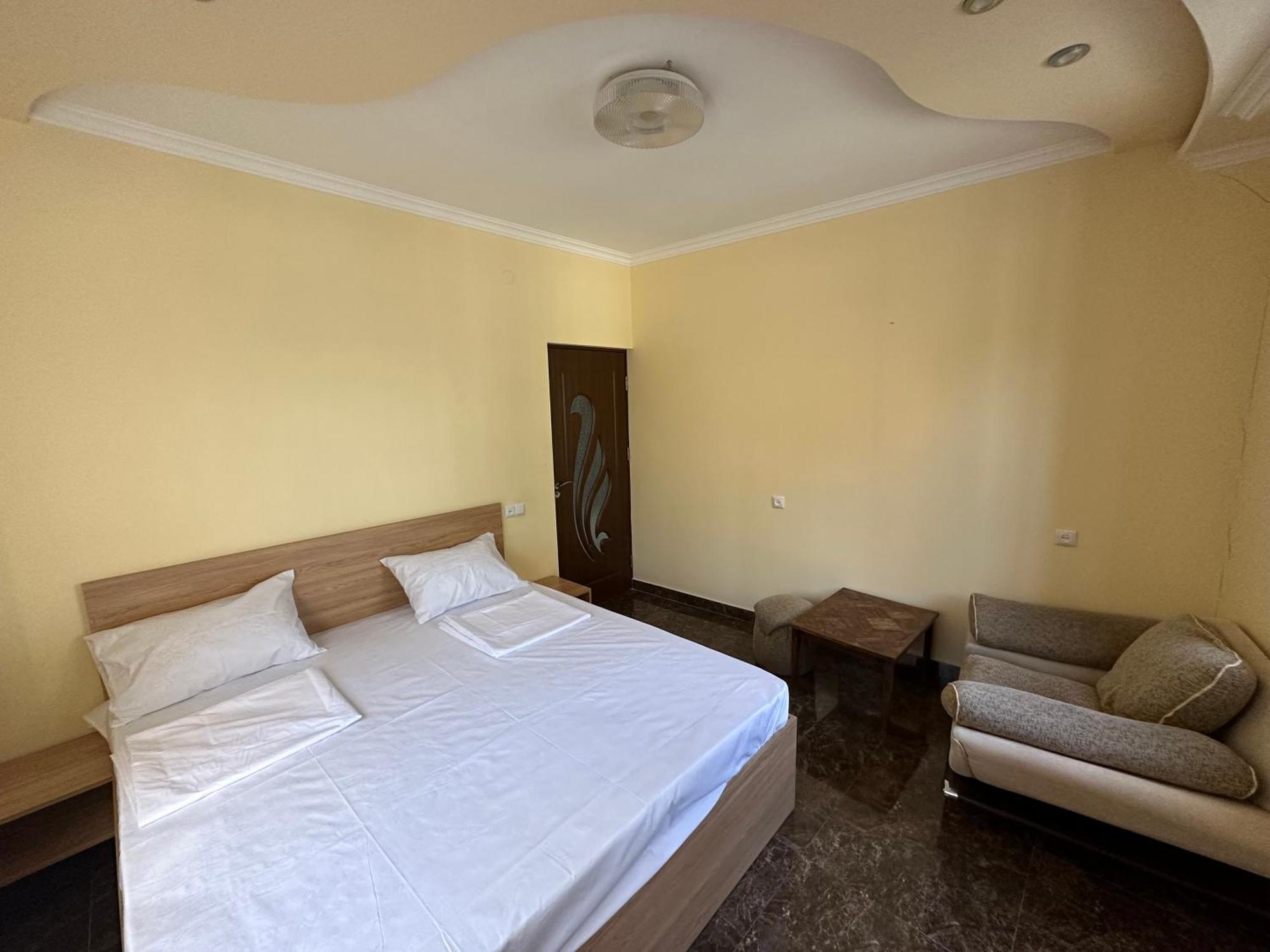 יירבאן Favorit Hotel-Hostel מראה חיצוני תמונה